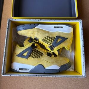 Jordan 4 Retro Lightning Size 9 men’s
